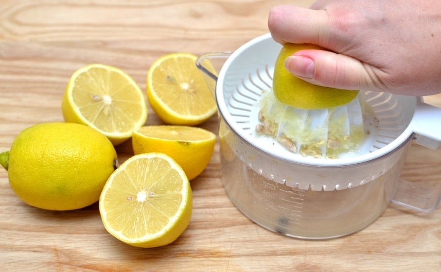 How Much Juice Is In A Lemon New Guide Beezzly   Lemon Juice Vs Lemon 