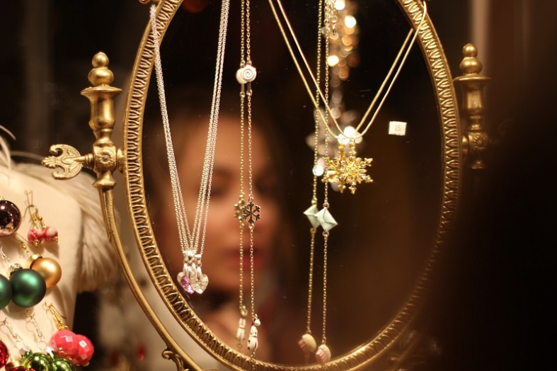 How to untangle jewelry