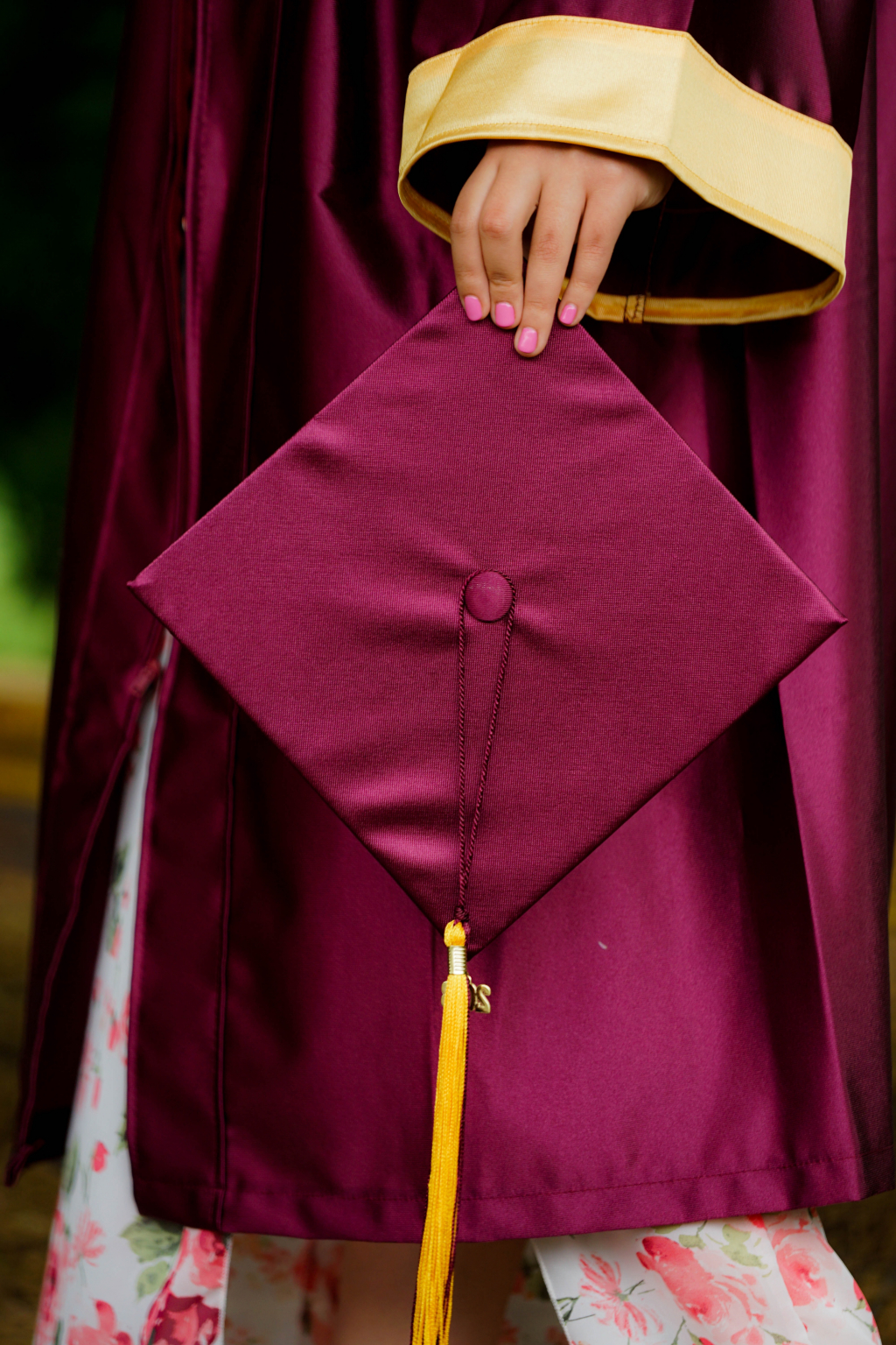 How to Get Wrinkles Out of Graduation Gown - Beezzly