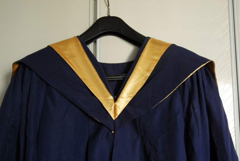 How to Get Wrinkles Out of Graduation Gown - Beezzly