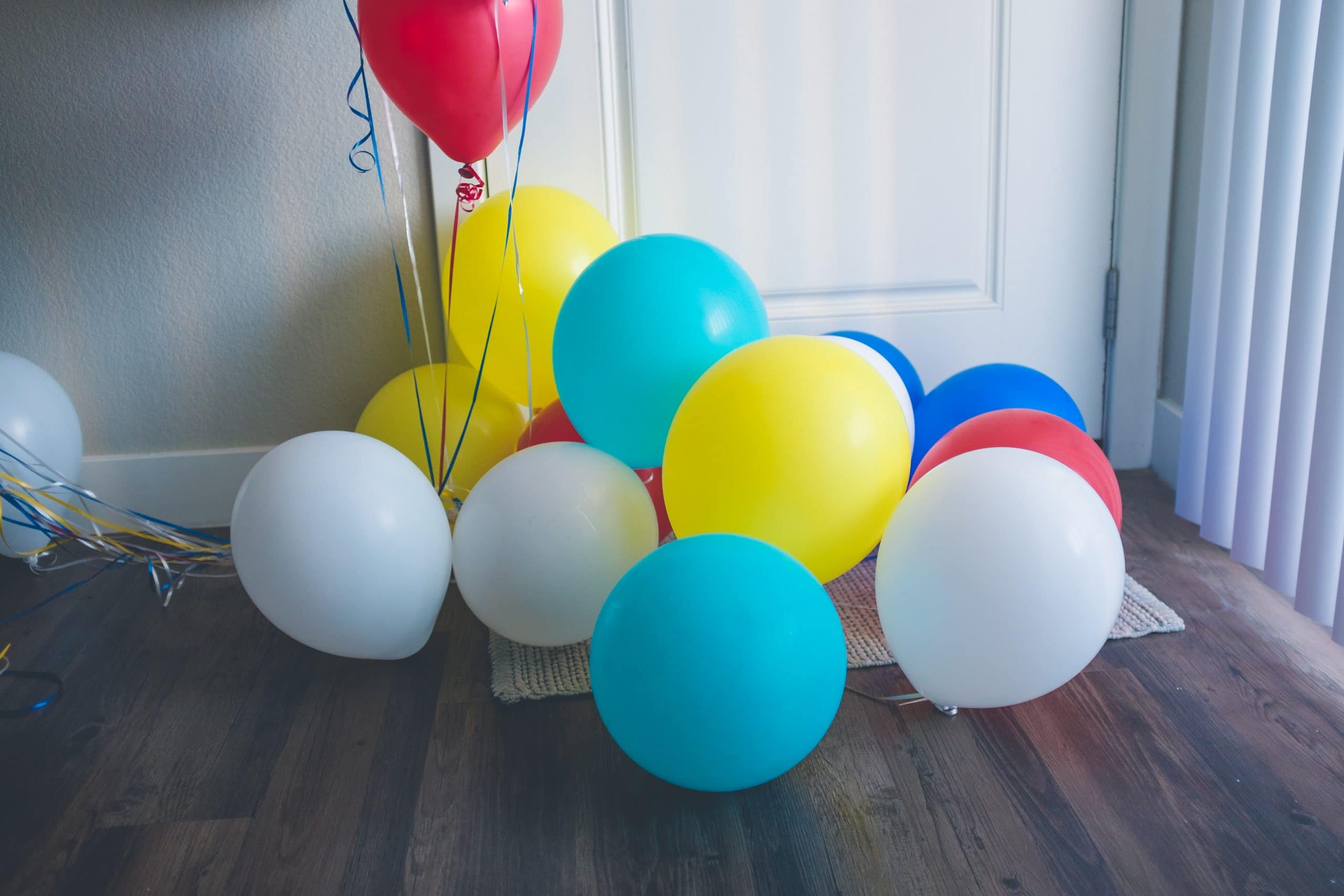 how long does latex balloons stay up with helium