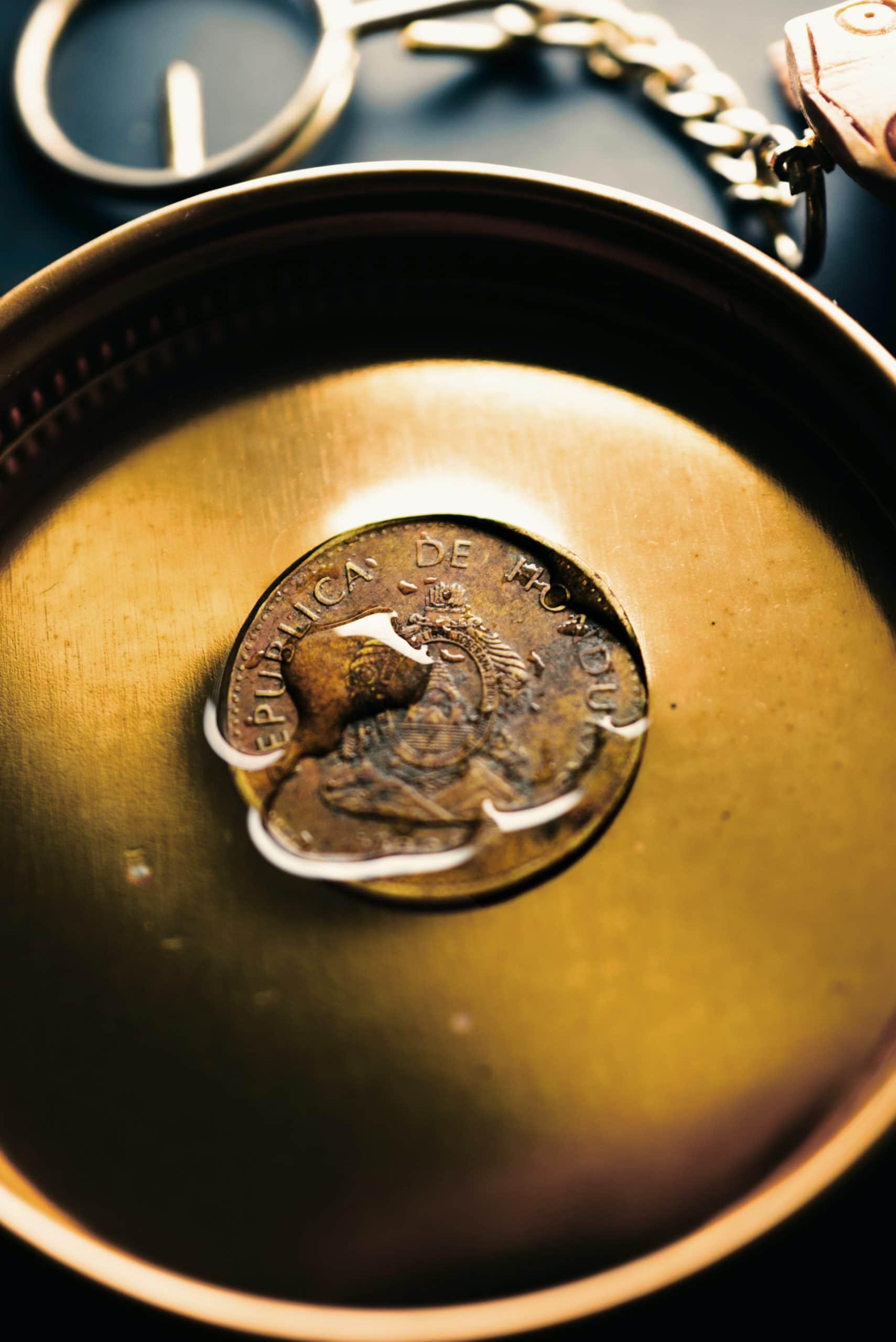 Cleaning coins with baking soda