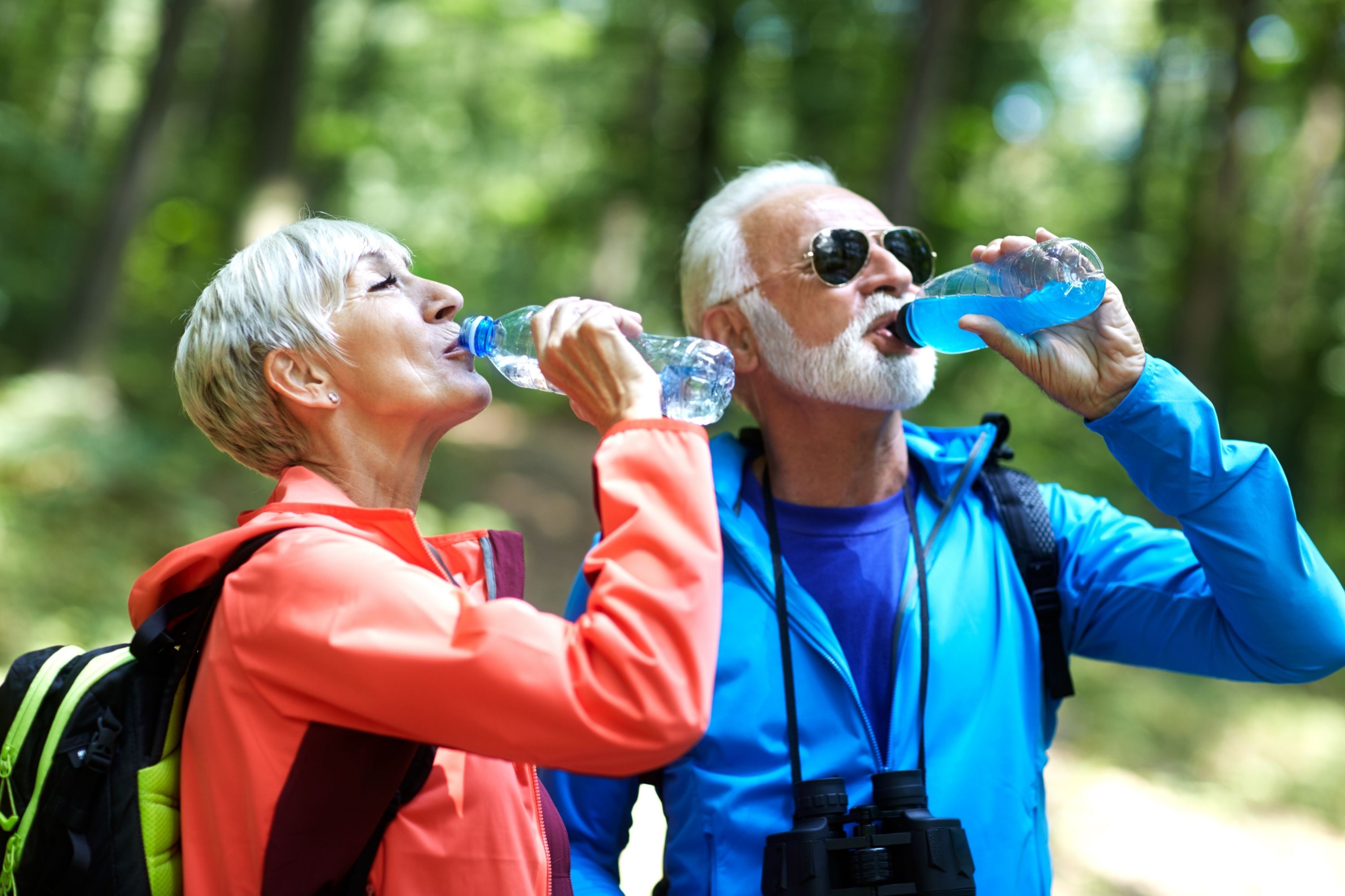 How to Keep Drinks Cold In a Backpack all day