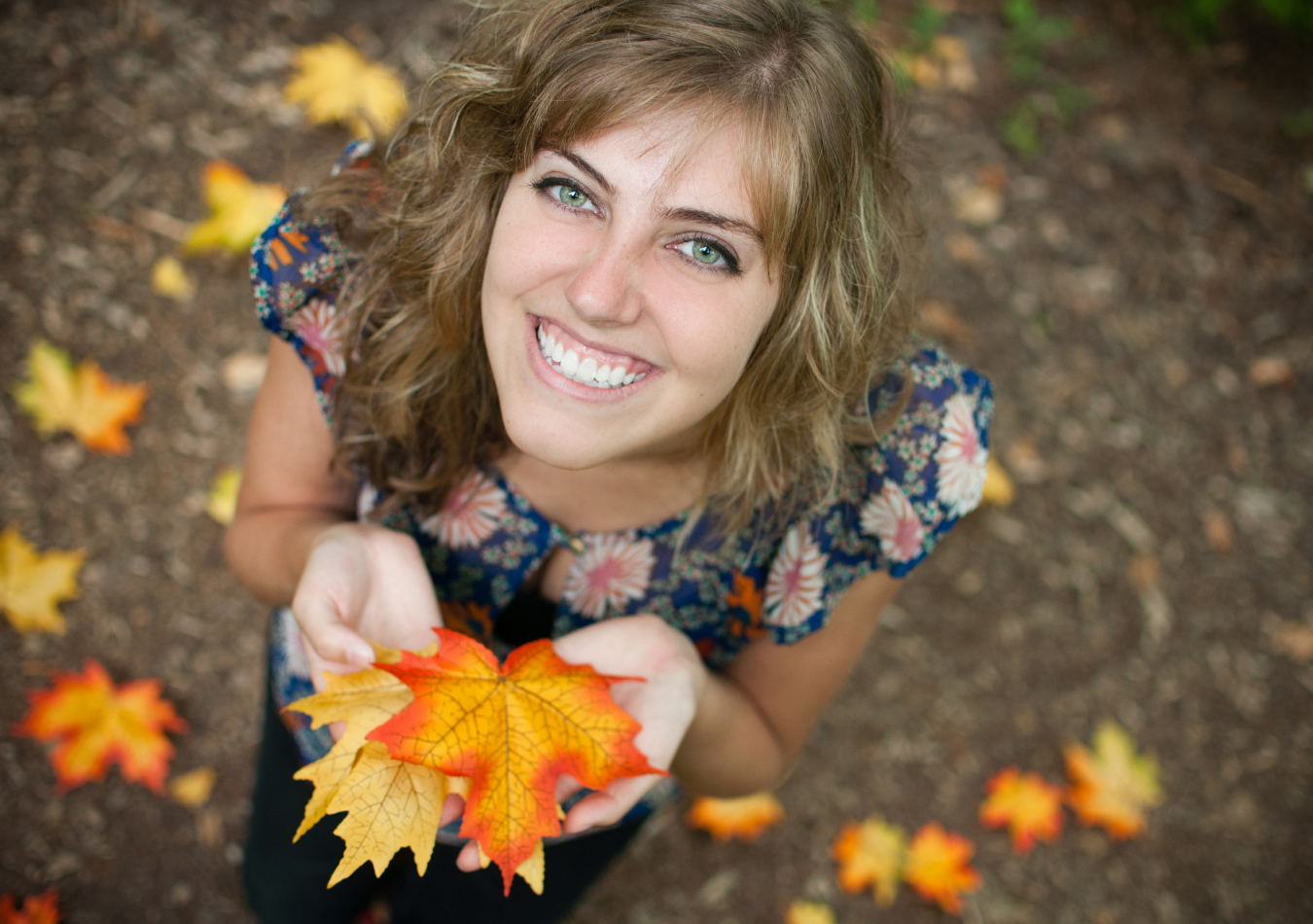 Play with fallen leaves drifts (2)