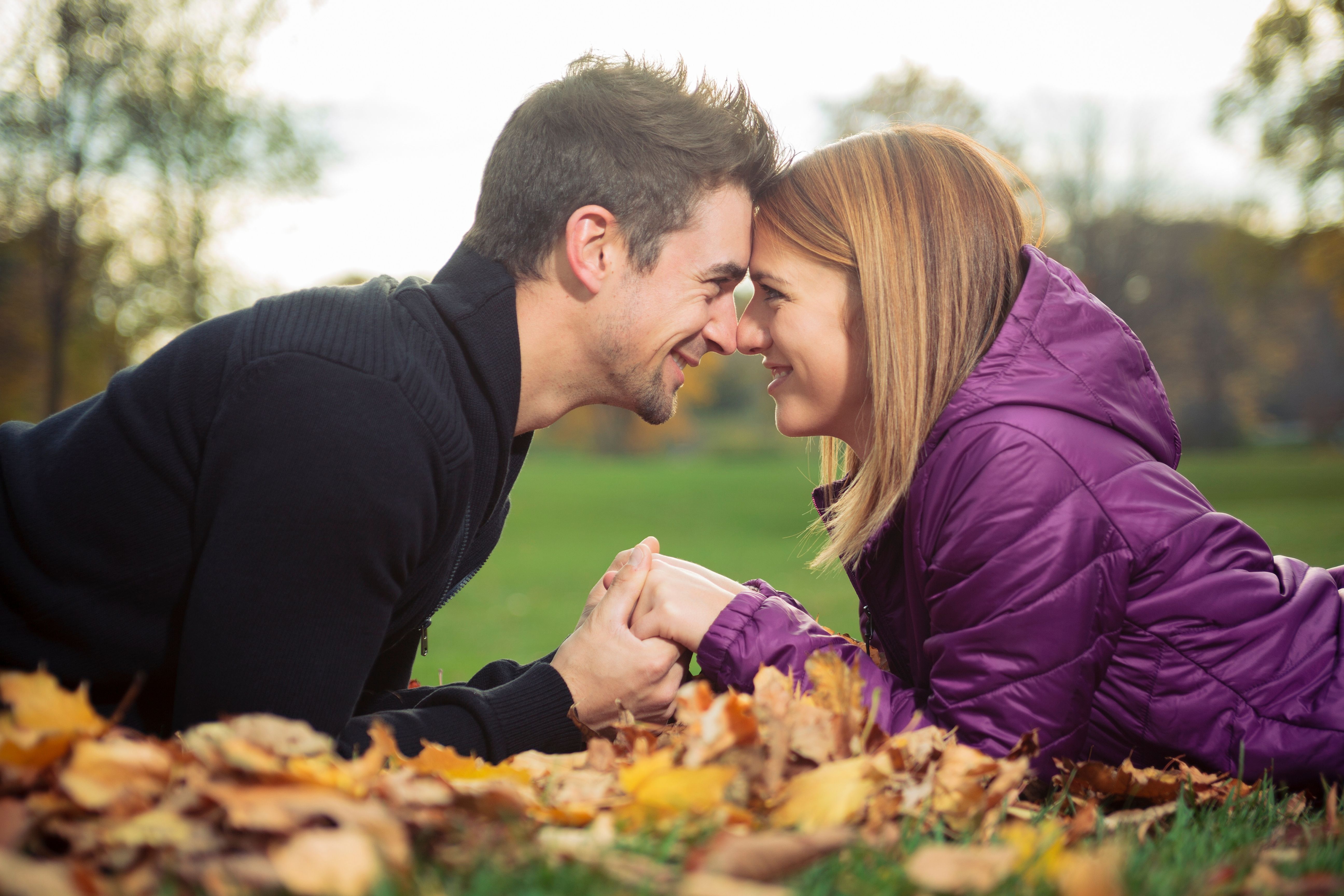 Sweet Fall Photoshoot Ideas For Couples