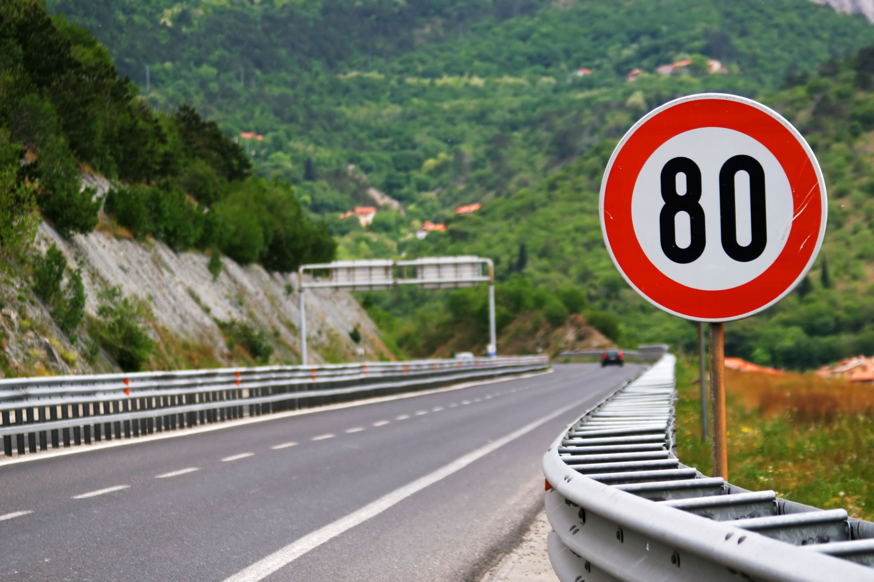 Road limit. Ограничение скорости на дороге. Ограничение скорости 80. Знак ограничения скорости на дороге. Дорога со скоростным ограничением.