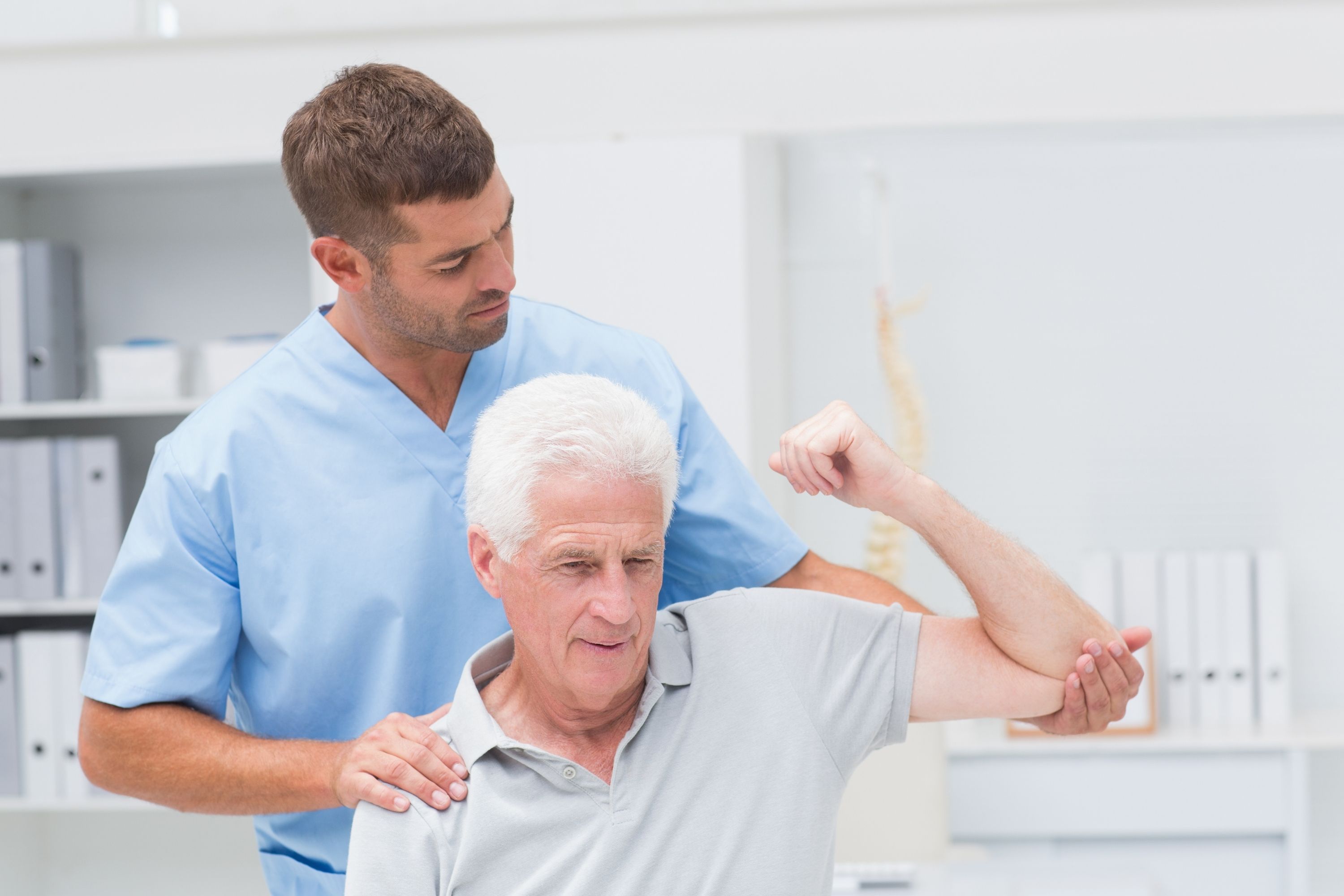 What to Wear to Physical Therapy For a Shoulder