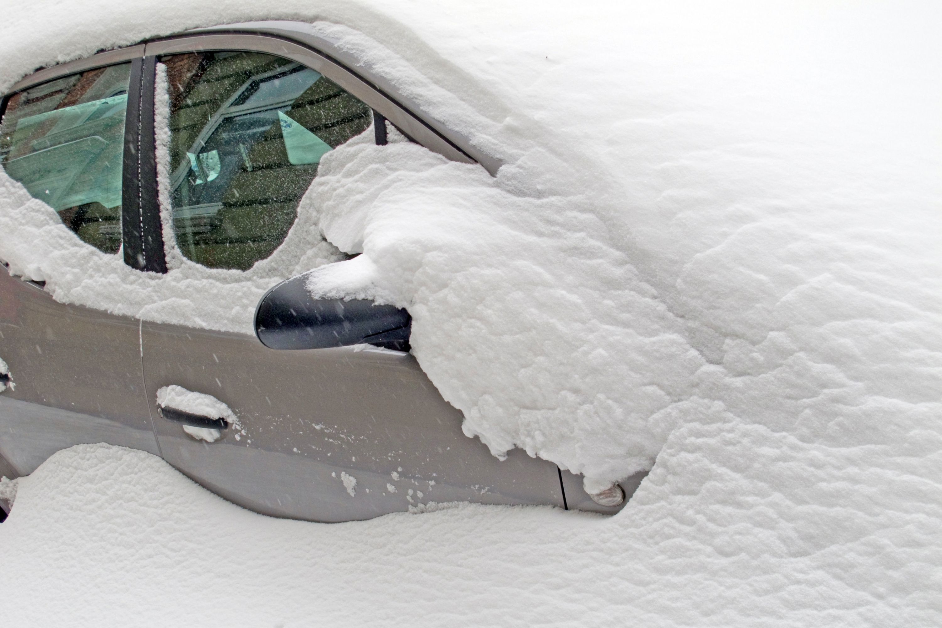 How to Clean Snow Off Your Car Without Scratching It? | Beezzly