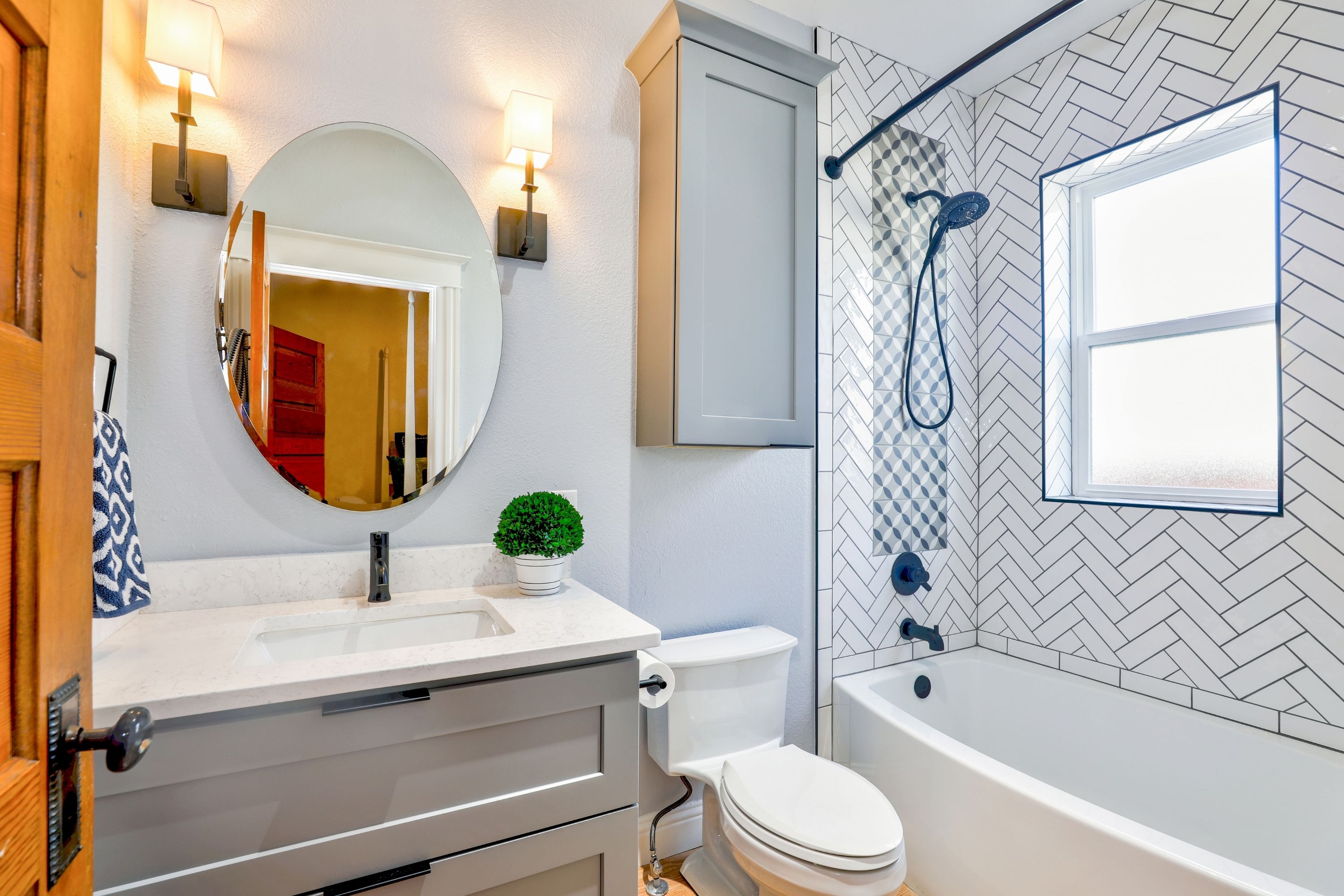 Modern guest bathroom – design ideas for practical and functional space