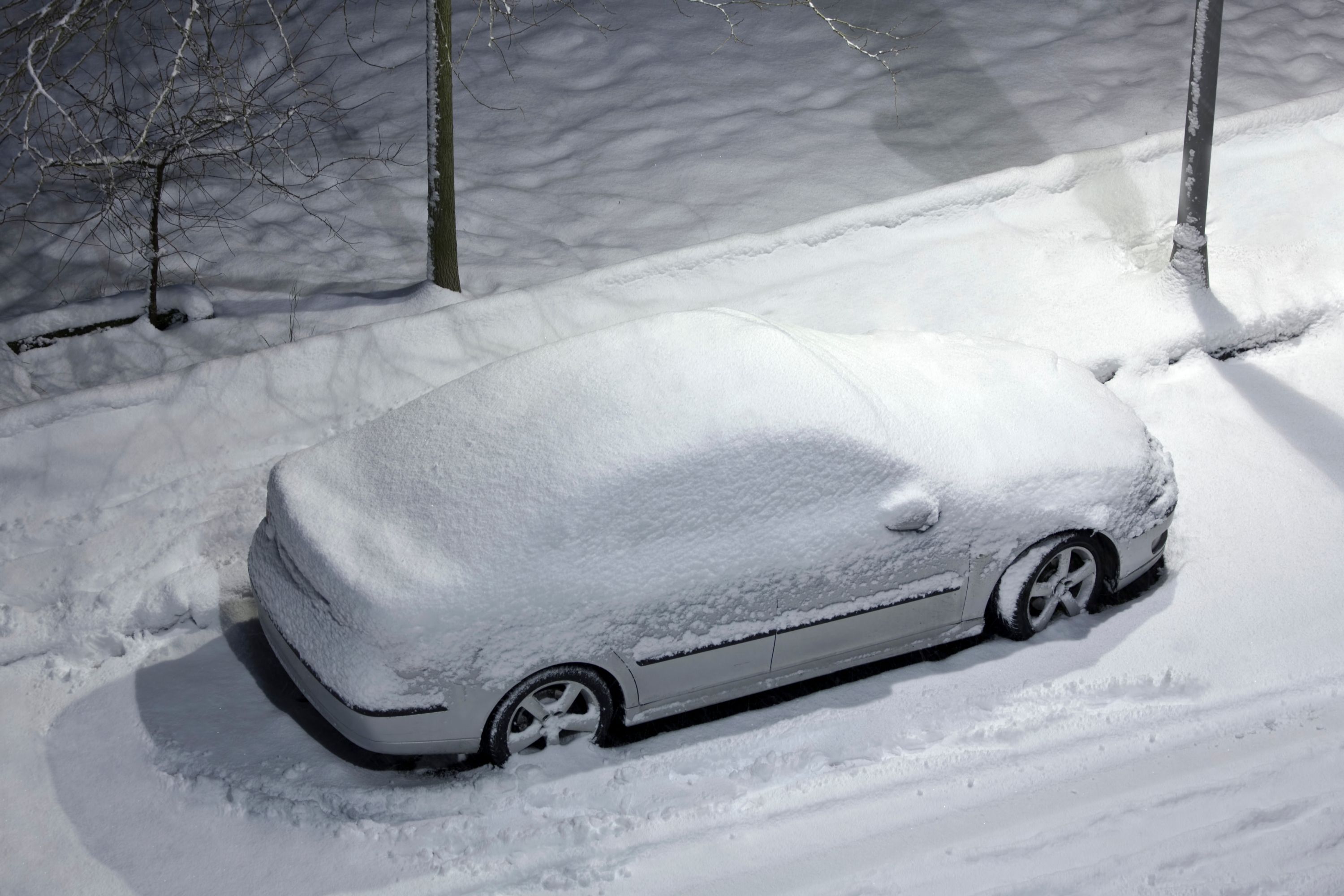 What Is the Best Tool For Cleaning Snow Off Your Car (2)