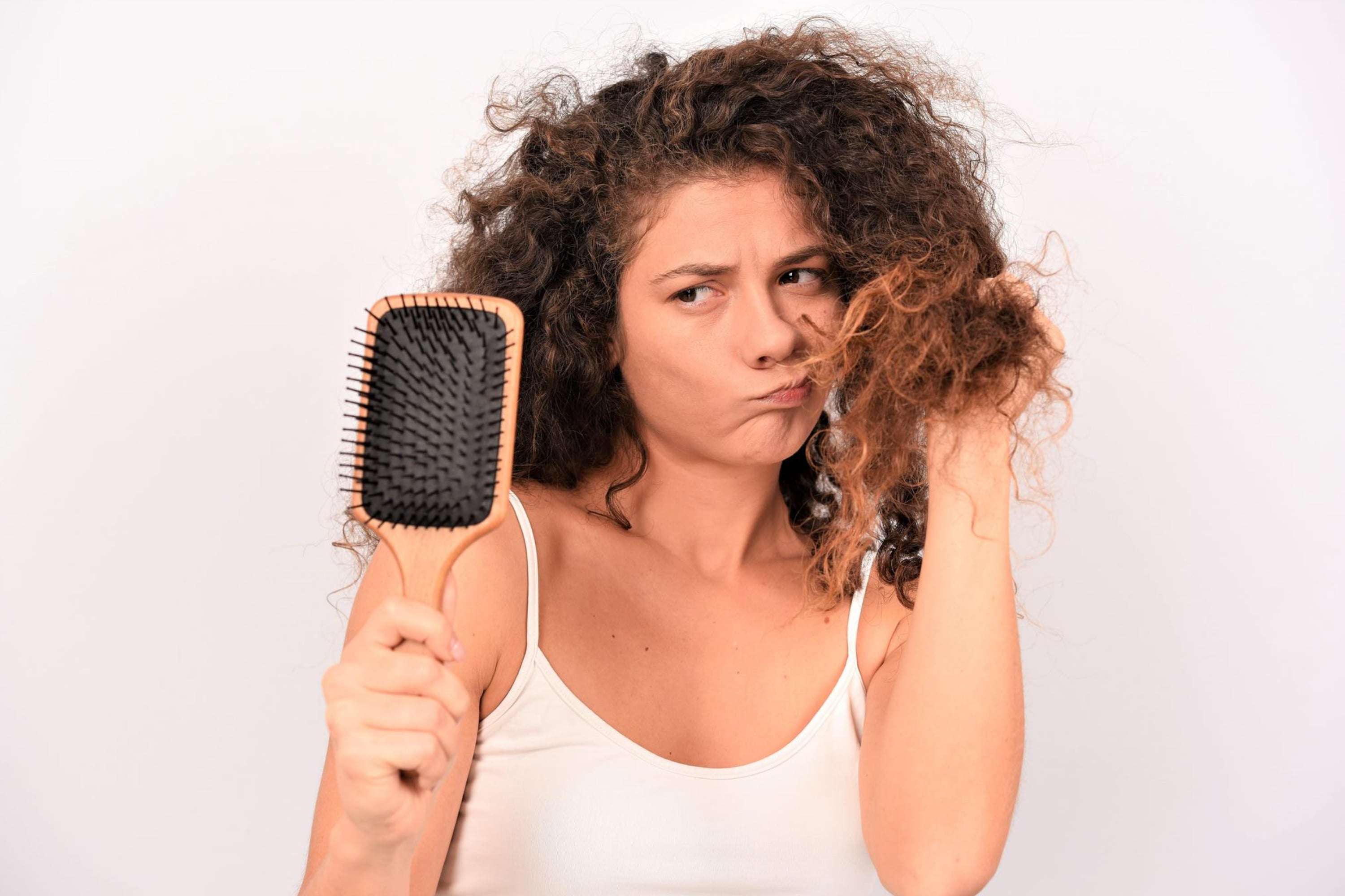 Why Is There Dust In My Hair? | 6 Reasons - Beezzly