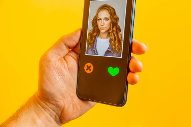 11 Hacks to an Unforgettable Online Dating Profile