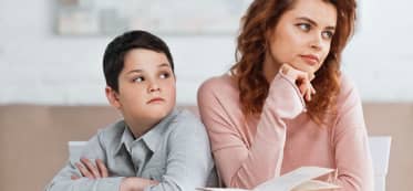 22 Unseen Indicators of a Manipulative Mother