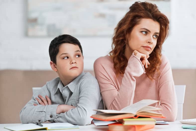 22 Unseen Indicators of a Manipulative Mother