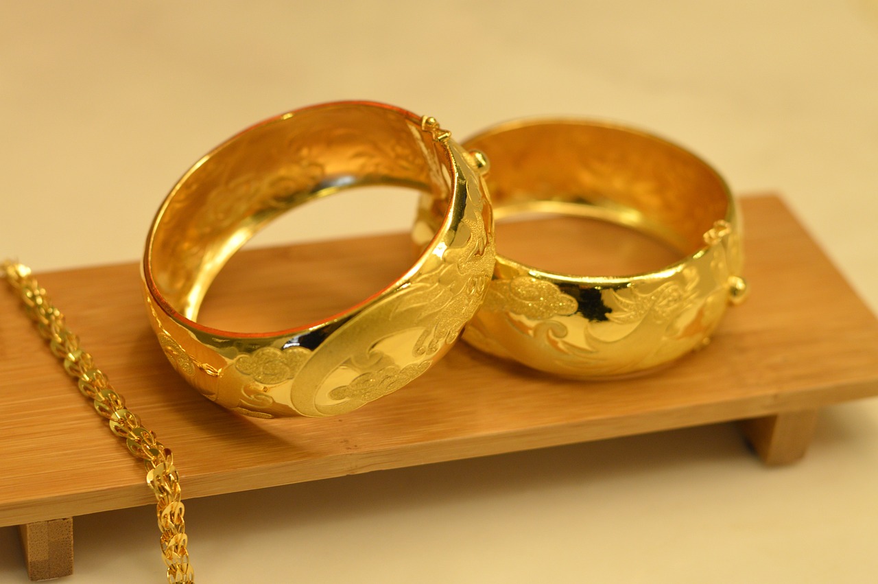 Gold paired toe rings with elegant design